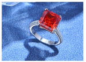 Makro-Detail von Rubinring mit Radiant-Schliff und weißer Mikropave-Diamantfassung
