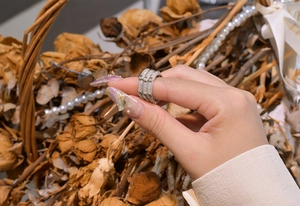 Gros plan d'une bague multicouche en argent 925 avec micro-pavage de diamants étincelants