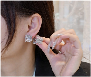 Gros plan de boucles d'oreilles flocon en argent S925 serties de zircons étincelants