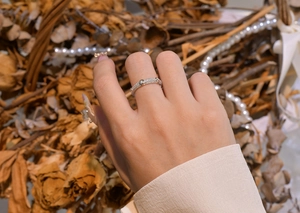 Vue détaillée d'une bague en argent sertie de diamants et clous portée à la main