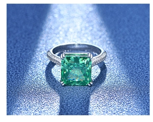 Nahaufnahme von 10-karätigem smaragdgrünem Ring mit Pavé-Fassung aus Sterlingsilber