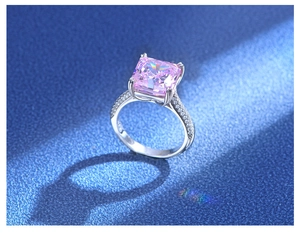 Makroaufnahme von 10 Karat Radiant-Schliff rosa Rubinring in 925 Silber Fassung