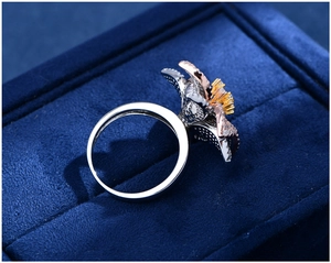 Dettaglio macro dell'anello a fiore in argento S925 con placcatura tricolore e zirconi