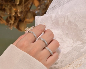 Gros plan de trois bagues en argent sterling 925 avec micro-pavage de diamants