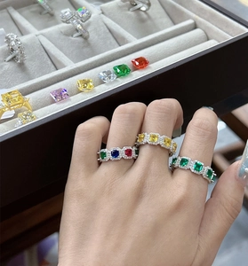 Detailansicht der Vintage-Ringe mit Smaragd, Rubin und Saphir und Mikro-Pavé-Diamanten