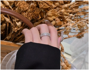 Gros plan détaillé d'une bague en argent 925 triple rang avec diamants baguette