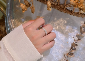 Gros plan d'une bague en argent 925 avec strass micro-pavés sur la main du modèle