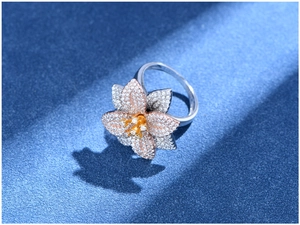 Vista macro di un anello floreale in argento S925 con petali bicolore e micro-pavé di diamanti