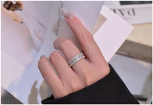 Gros plan d'une bague à trois rangées en argent 925 avec des zircons rectangulaires et ronds
