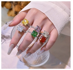 Luxuriöse Kollektion quadratischer Edelsteinringe mit pavé-gefassten Diamantbändern