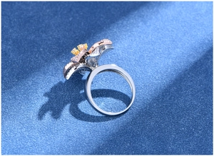 Dettaglio macro dell'anello a fiore in argento S925 con zirconi e pistilli gialli