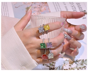 Nahaufnahme von Edelsteinringen mit Radiant-Schliff und komplett mit Diamanten besetzten Bändern