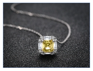 Vue détaillée du collier en argent 925 avec pierre jaune taille radiant et halo