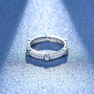 Bague en argent sterling 925 sertie de zircons blancs sur fond bleu texturé élégant