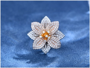 Dettaglio macro di anello a fiore in argento S925 con petali in oro rosa e zirconi