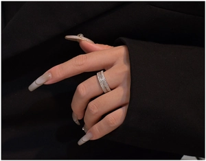 Gros plan d'une bague en argent 925 avec pierres taille baguette et pavé de diamants