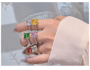 Makroaufnahme von 10ct Radiant-Schliff Rubinringen mit Pavé-Fassung aus Silber
