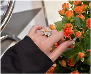 Dettaglio dell'anello a fiore in argento S925 con cristalli micro-pave sulla mano della modella