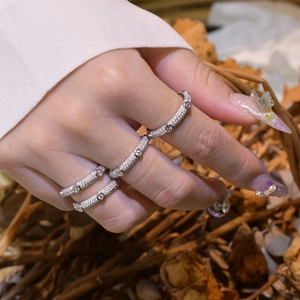 Bagues étincelantes en argent sterling 925 avec cristaux pavés sur la main
