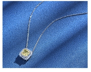 Détail du pendentif carré en diamant jaune avec sertissage halo et chaîne en argent sterling