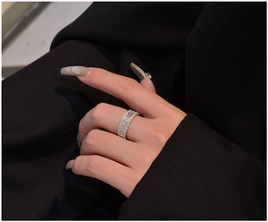 Détail d'une bague en argent 925 à trois rangées avec oxydes de zirconium baguette