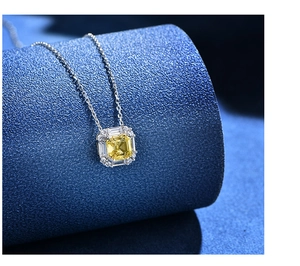 Détail du collier en argent 925 avec pendentif diamant jaune taille carrée