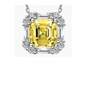 Détail d'un collier en argent 925 avec un diamant jaune carré à haute teneur en carbone