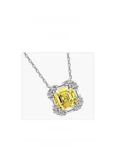 Vue macro d'un collier en argent 925 avec une pierre jaune à coupe carrée