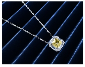 Gros plan détaillé d'un collier en argent 925 avec pendentif en diamant jaune de forme carrée