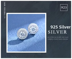 Détail de boucles d'oreilles halo en argent 925 avec diamants ronds sertis en micro-pave