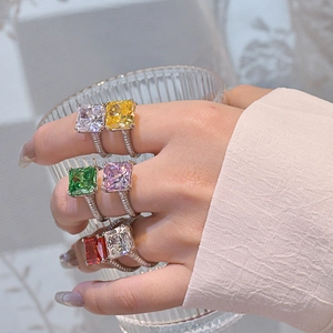 Strahlend geschliffene 10-Karat-Padparadscha-Rubin- und Kohlenstoff-Diamantringe in Silber