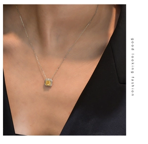 Gros plan d'un collier en argent 925 avec pendentif diamant jaune carré porté par un mannequin