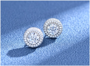 Vue macro des boucles d'oreilles en argent avec double halo et diamants scintillants