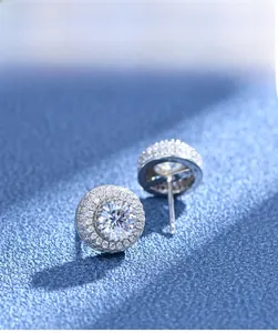 Gros plan de boucles d'oreilles rondes en argent 925 avec diamants micro-pavés étincelants