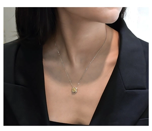 Détail d'un collier en argent luxe avec pendentif diamant jaune de forme carrée