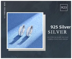 Gros plan détaillé des créoles en argent S925 avec double rangée de diamants pavés incrustés