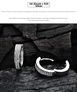 Vue détaillée de boucles d'oreilles en argent 925 avec pavé de zircones sur bois