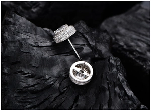 Gros plan du poinçon 925 et du double pavage de diamants sur des boucles d'oreilles halo