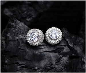 Gros plan de boucles d'oreilles double halo en argent sterling 925 avec pierres taille brillant