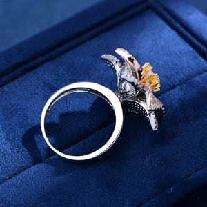 Anello floreale in argento S925 a tre toni con petali multistrato e micro-intarsio di zirconi