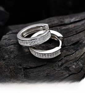 Vue macro de boucles d'oreilles créoles en argent S925 avec pavé de zircons cubiques