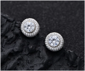 Gros plan de boucles d'oreilles rondes double halo en argent 925 sur pierre noire