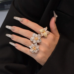 Set di tre anelli floreali con micro-pave scintillante e motivo a foglia d'acero autunnale