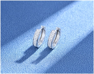 Gros plan de créoles en argent sterling S925 avec micro-pavage de pierres de zircone