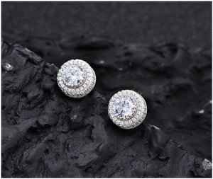 Détail macro de boucles d'oreilles ronds en diamants sur pierre noire texturée