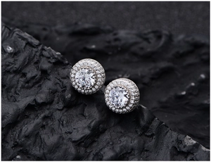 Gros plan de boucles d'oreilles halo en argent 925 avec zircons ronds brillants