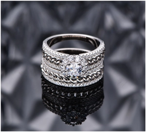 Makroaufnahme eines Halo-Rings mit runden Diamanten, Kettenglied-Band und Mikro-Pavé-Besatz