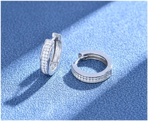 Macro d'anneaux en argent avec double rangée de zircons cubiques scintillants