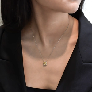 Collier en argent 925 avec pendentif diamant jaune carré porté par un mannequin