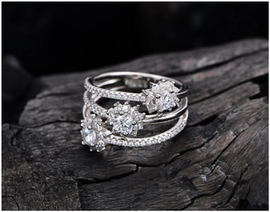 Vue macro de la bague flocon de neige en argent à trois couches avec diamants pavés